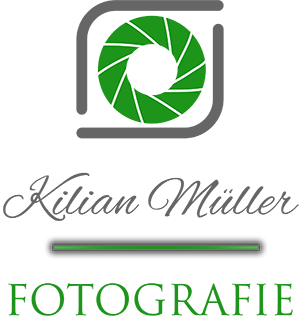 Das Logo von Fotografie Kilian Müller. Eine stilisierte Blende unter der Kilian Müller Fotografie steht.