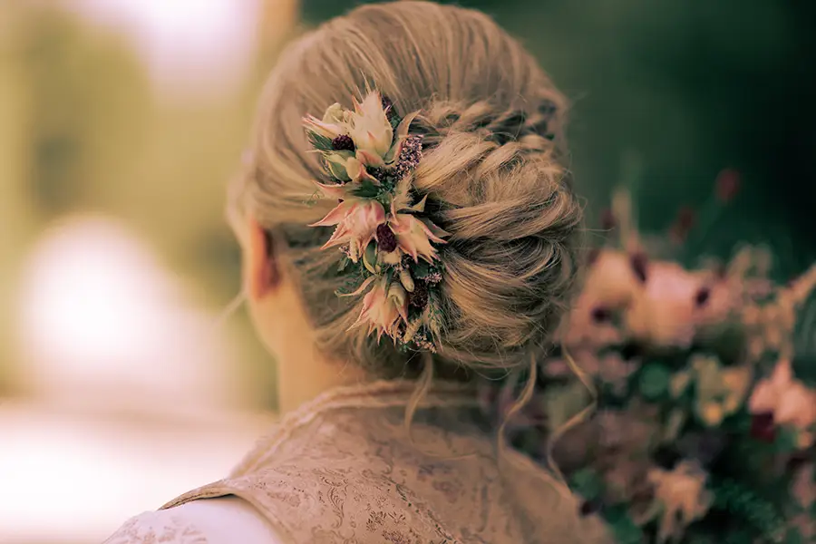 Detailaufnahme des Haarschmucks der Braut.