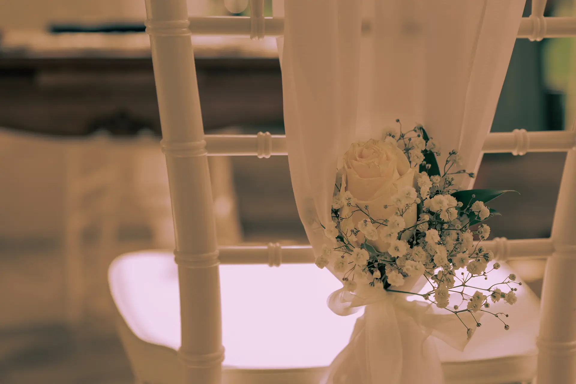 Nahaufnahme eines Stuhls im Muschelpavillon, der u.a. mit Blumen verziert ist.