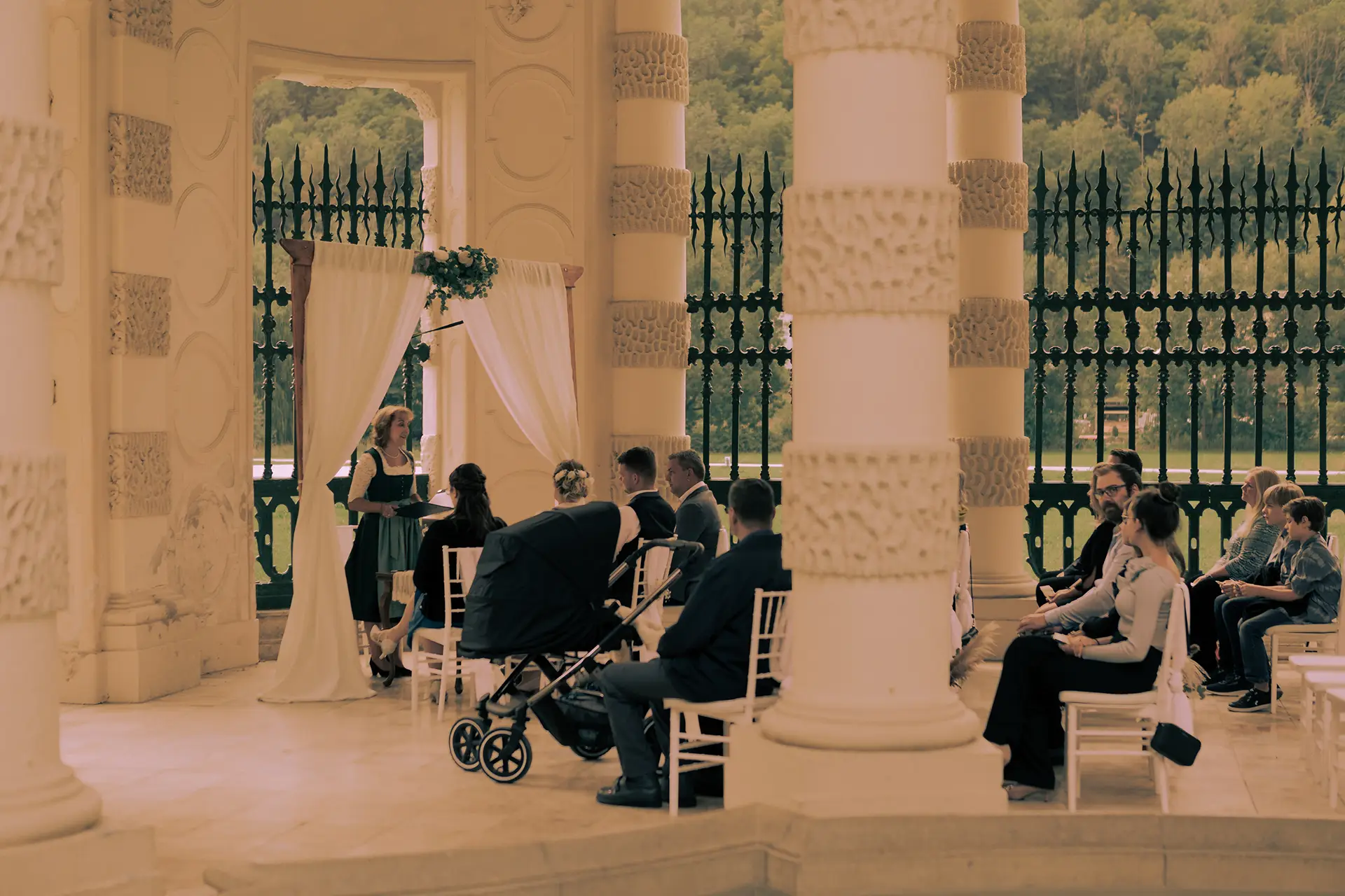 Totale Ansicht einer Hochzeit im Muschelpavillon im Hofgarten in Eichstätt.