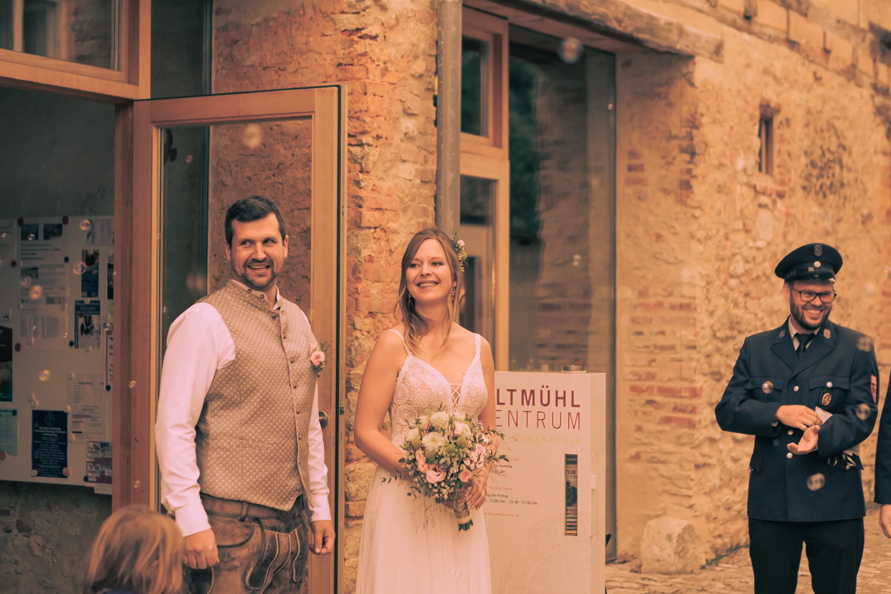 Das Brautpaar verlässt nach der standesamtlichen Hochzeit das Standesamt.