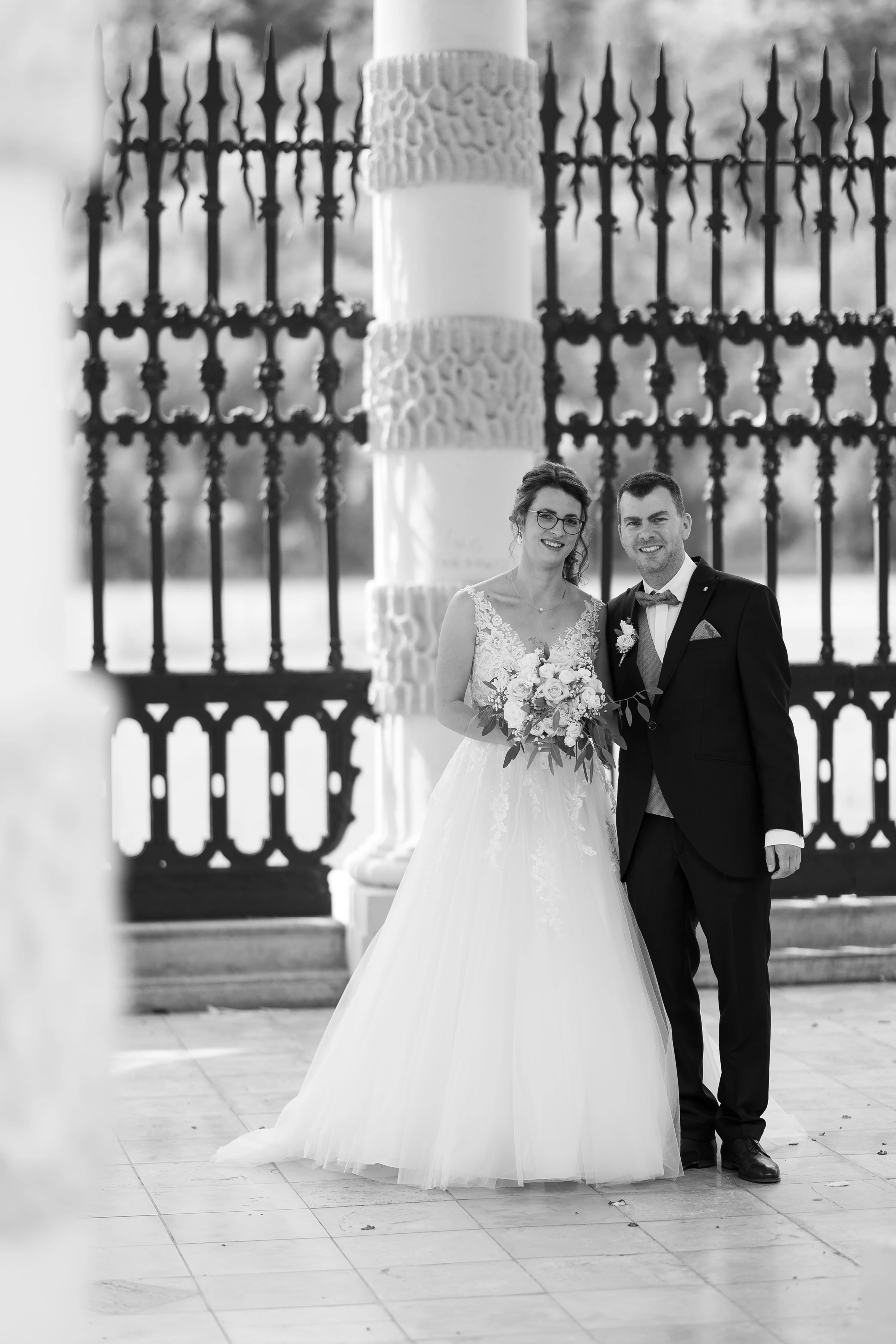 Schwarz-weiß Aufnahme des Brautpaars, das in einem Pavillon steht im Eichstäter Hofgarten.