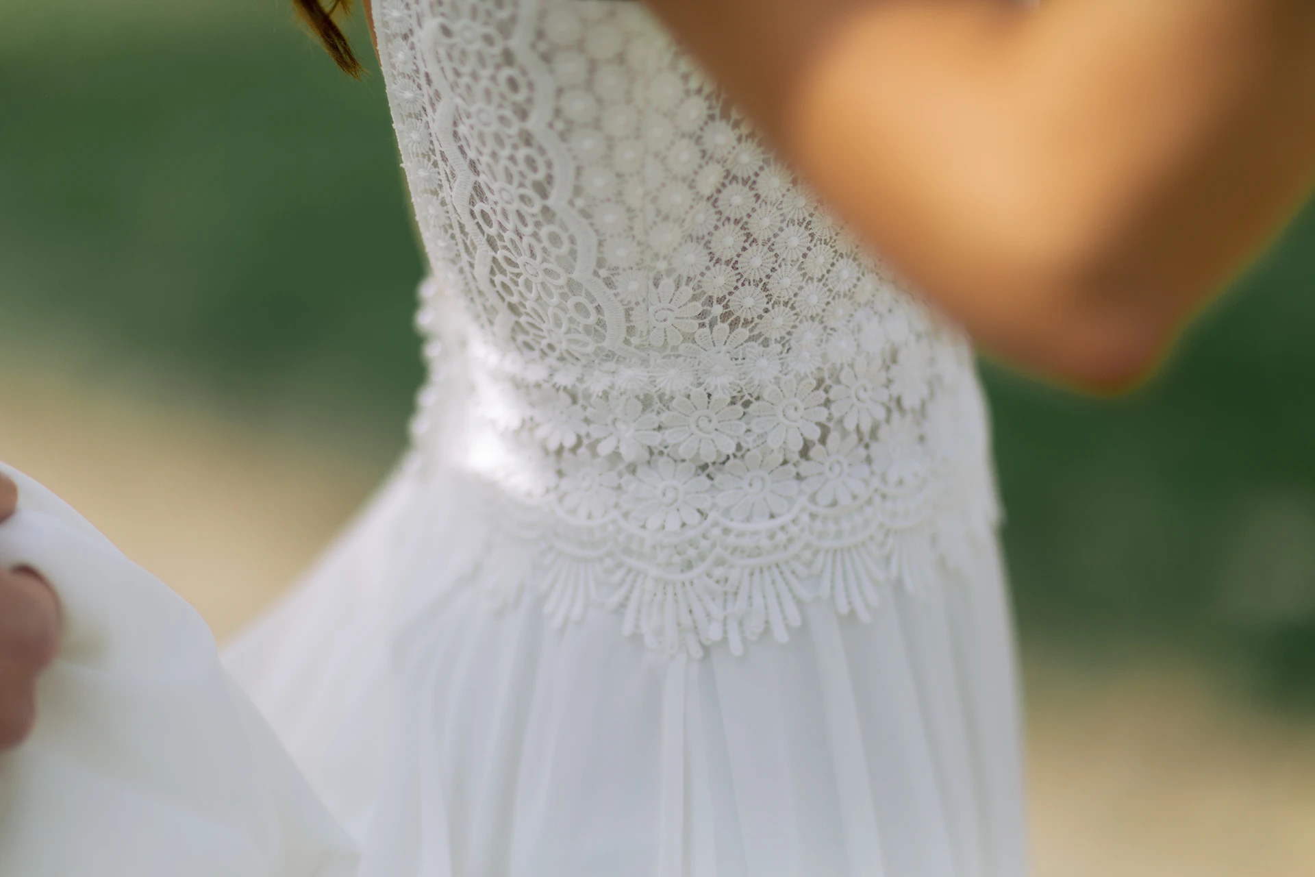 Detailaufnahme des Brautkleids, man erkennt die feinen Muster.