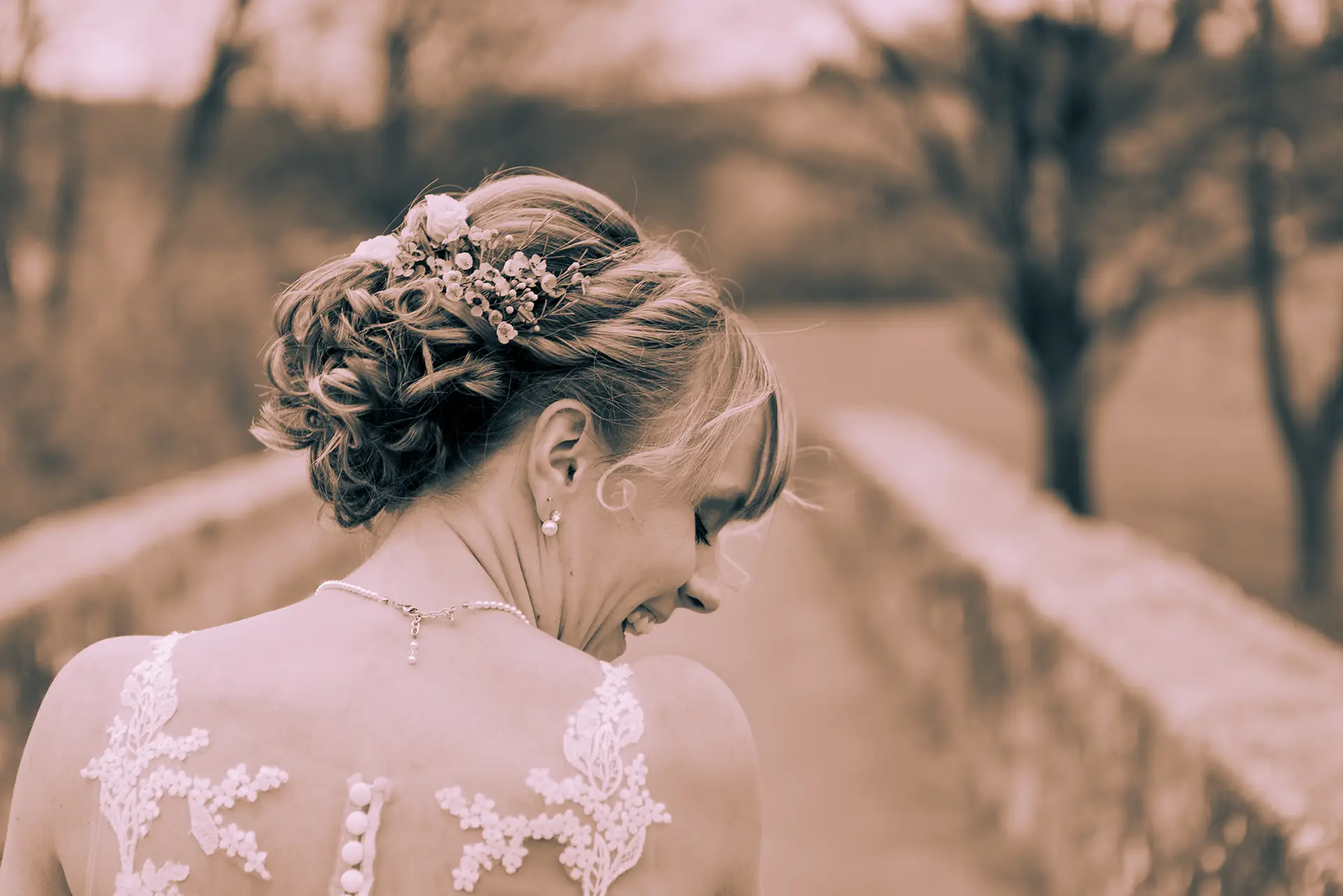 Die Braut von hinten in einem schwarz-weiß Bild