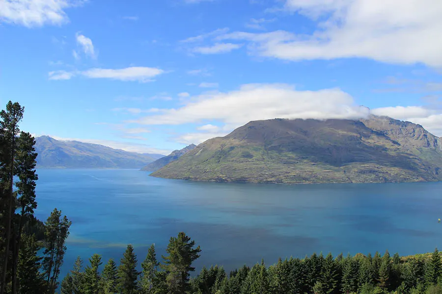 Ein Blick über die Bucht von Queenstown in Neuseeland.