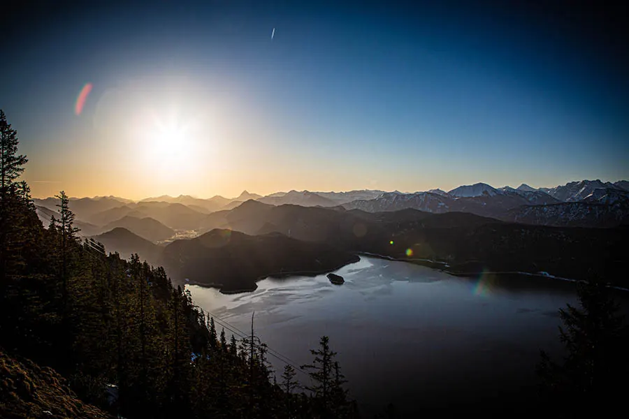 Der Sonnenaufgang im März über dem Spitzingsee.